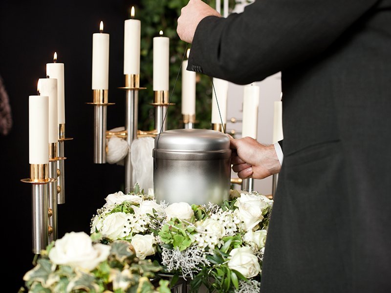 Urna y velas para servicio de cremacion