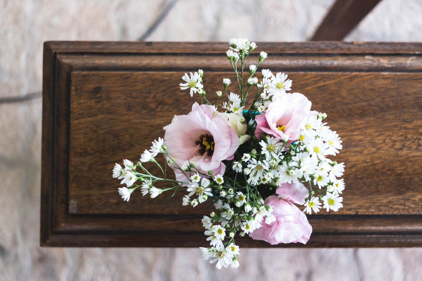 Urna con flores para ceremonia