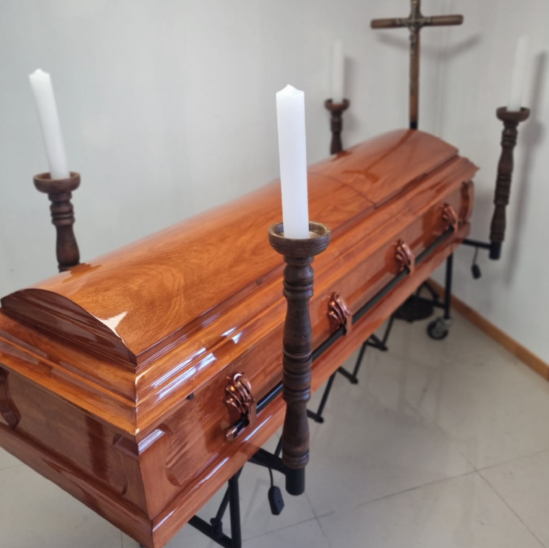 Urna Macker color caramelo para plan funerario estandar