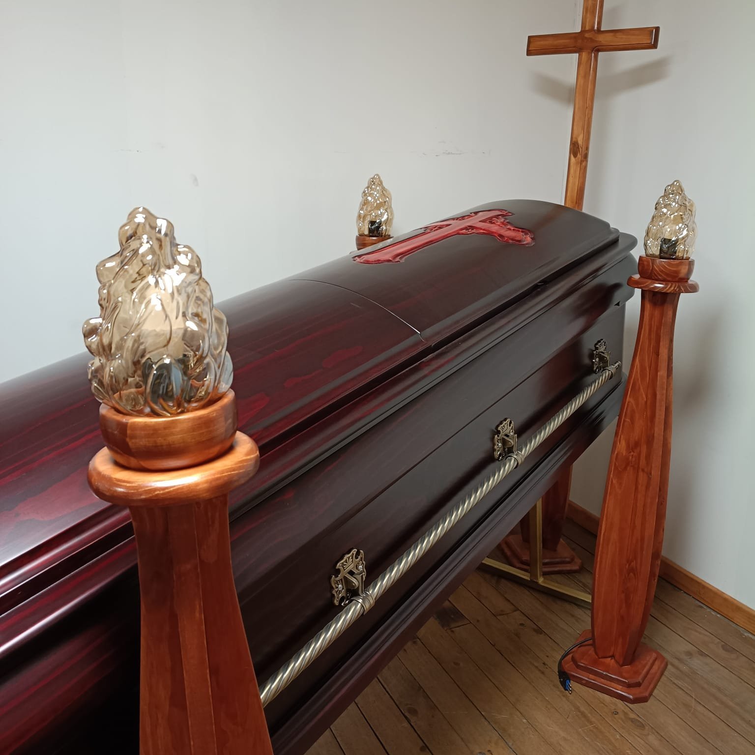 Urna Lincon semi brillo para servicio funerario premium