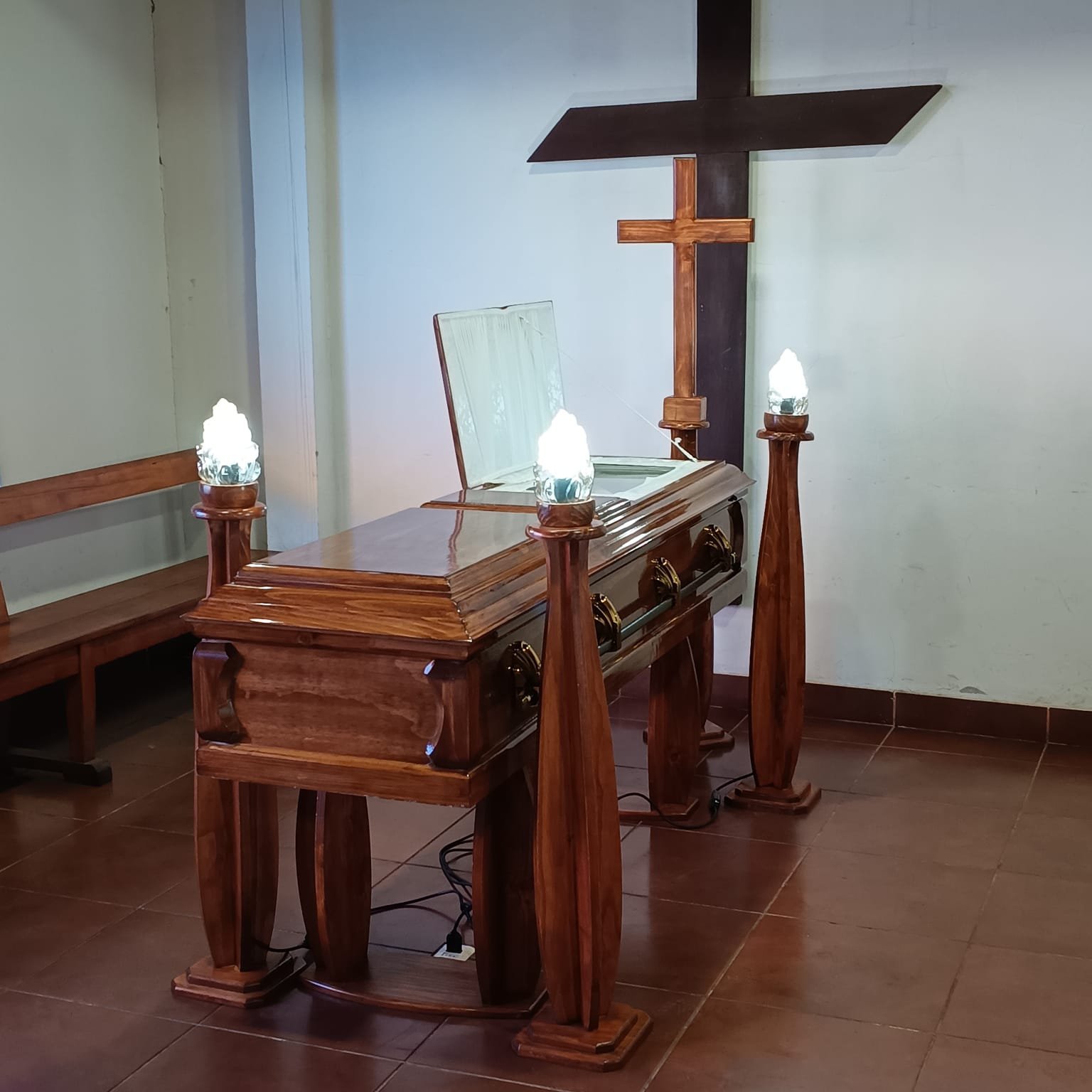 Urna del plan funerario basico con tapa plana tallada