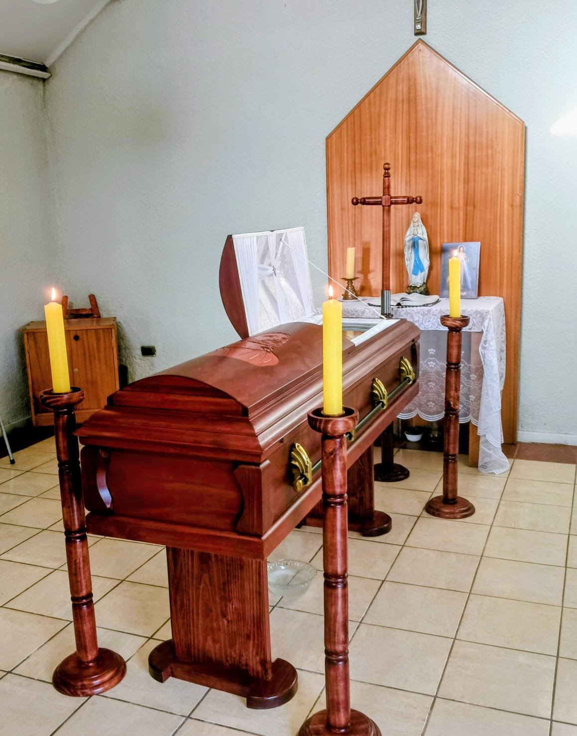 Urna del plan funerario basico con tapa plana tallada