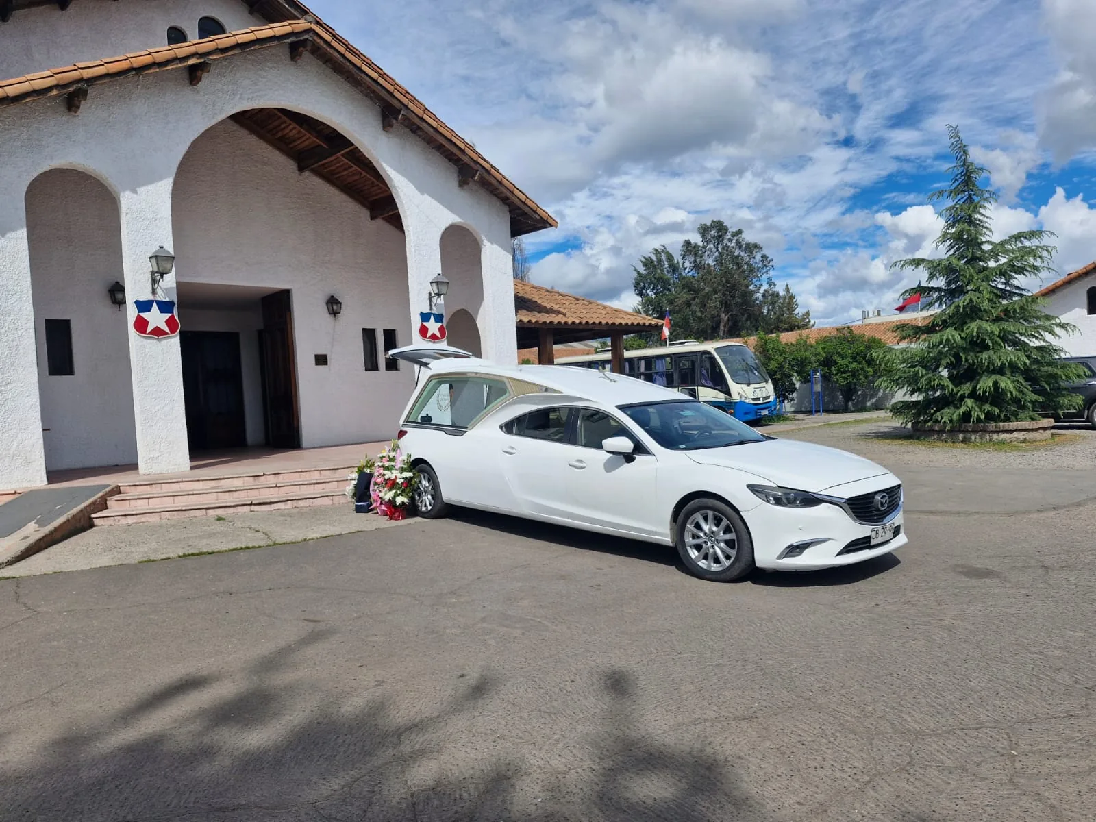 Carroza blanca frente a una iglesia