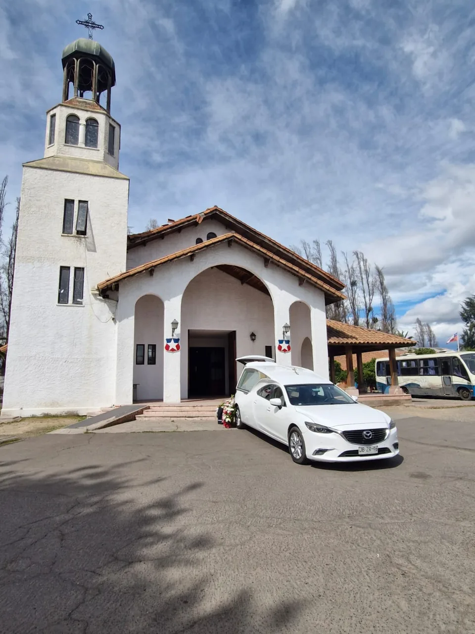Iglesia y carroza blanca frente a su entrada