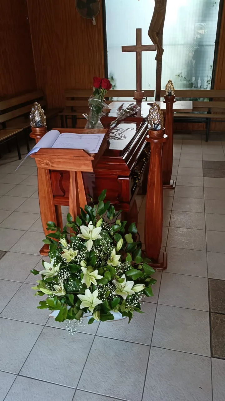 Urna tapa plana tallada del plan Básico en capilla de velación